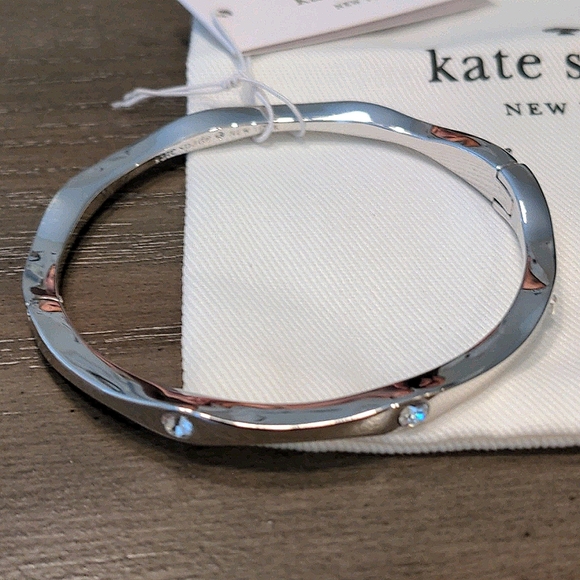 NEW Kate Spade Heavy Metals Wave Bangle in Silver - Picture 4 of 7